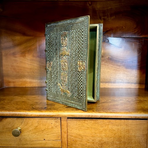 Boite livre bronze signée - en,