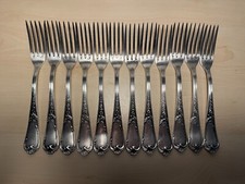 Lot de 12 grandes fourchettes de table Ercuis Louis XV, en métal argenté.