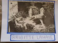 AUTOGRAPHE DE BRIGITTE LAHAIE SUR COUPURE DE PRESSE COLLEE / BRISTOL 15 x 21 cm