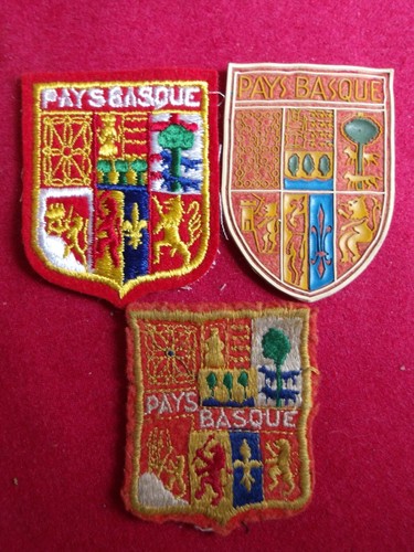 Lot trois ecussons - trois, brodés