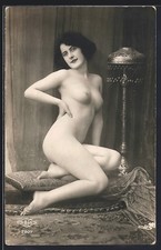 Photo-AK Sapi N° 2207 : Dame Assise Nue À Côté D'une Lampe Acte