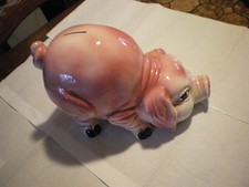 une grosse tirelire rose