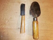 LOT DE 2 OUTILS  DE VANNIER ??? PETITE  PALETTE   ET PETIT FENDOIR