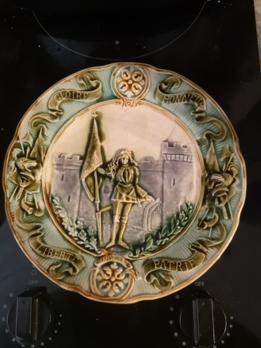 Assiette barbotine jeanne d - assiette, en