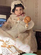 POUR POUPEE ANCIENNE BEBE 20 CM TENUE D ORIGINE ET LIT TISSU DIT PORTATIF