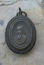 302v PETIT PENDENTIF BOITE  RELIQUAIRE.