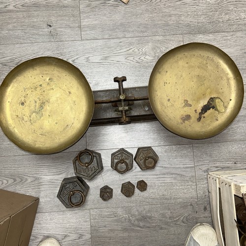 Ancienne balance - ,