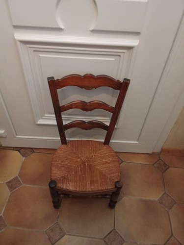 Une chaise rustique enfant - une,