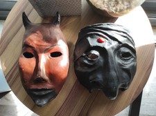 Lot de 2 masques anciens en céramique, type vénitiens Commedia dell'Arte