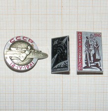 B2033/ LOT DE 3 PINS BROCHES INSIGNES-CCCP BOCTOK 196-AÉROSPATIALE-1945-RUSSIE  