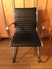 1 fauteuil de bureau en cuir noir et métal argenté avec accoudoirs 