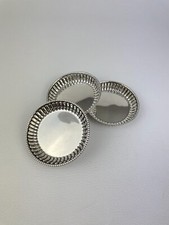 Trois Petites Coupelles Plates