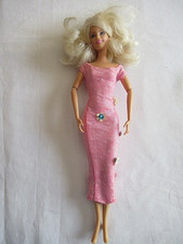 BARBIE en ROBE ROSE PAILLETEE et BOUCLES D'OREILLES - BRAS ARTICULES (76-37)