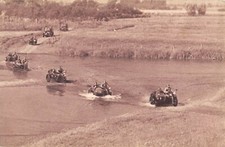 CPA GUERRE PELOTON MOTO PASSANT UN GUE