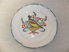 WALY ASSIETTE EN FAIENCE PIGEON POSÉ SUR UNE CORBEILLE FLEURIE XIX°