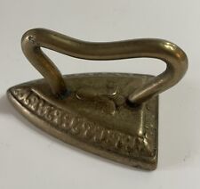 Ancien Petit Fer à Repasser en Laiton Dînette Presse papier Vintage Collection