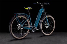 Vélo électrique CUBE Kathmandu hybrid ONE 625 bleu pour femme ou homme en TBE