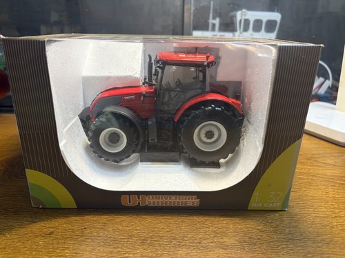 Universal hobbies valtra - 1/32,