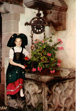 Carte postale Alsacienne au puits à MITTELBERGHEIM.