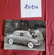 N° 20210 / photo argentique RENAULT Dauphine salon 1956