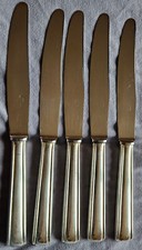 5 couteaux de table en métal