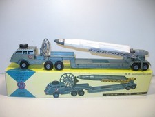 FJ camion pacific lance missile militaire rampe grise et fusée blanche D