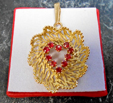 Pendentif coeur  en or 18K  sertie de rubis  poincon tete d aigle