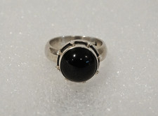 Bague en argent 925 poinçonnée sertie d'une pierre d' onyx ronde T57
