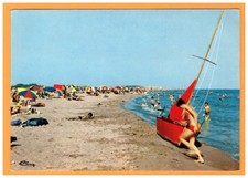 SERIGNAN (34) VOILIER-REGATE à la PLAGE animée en 1975