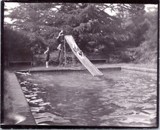 Angleterre, des enfants jouent, toboggan et piscine Vintage silver print,  Tir