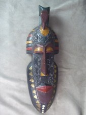 MASQUE AFRICAIN en bois. Peint avec décor de métal repoussé.