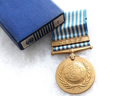 Une médaille des - une,