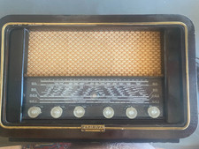 un poste de radio ancien en bois de marque Radialva (ma réf: 355 § )
