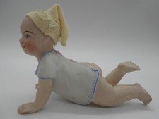 13 Cm FIGURINE EN BISCUIT PETIT GARÇON BÉBÉ AU BONNET EN PORCELAINE ALLEMANDE ?