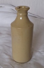 ANCIENNE BOUTEILLE D’ENCRE, ENCRIER EN GRÈS VERNISSÉ BEIGE