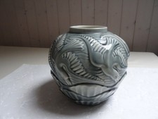 Vase boule art déco, céramique émaillée tons nuancés gris, 5 oiseaux en relief