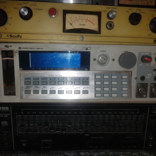Akai 1000 sampler - s,