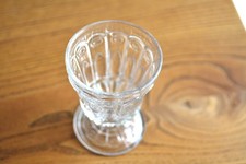 verre à pied - moulé - ancien - ht 11,5 cm - diam 8 cm - épais - 280 gr exc état