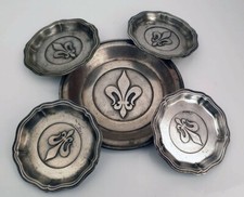 Ensemble d'une assiette et de quatre soucoupes à décor d'une fleur de lys.