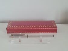 Stylo à plume  Must de Cartier  en métal  plaqué argent plume en or 18 cts 750