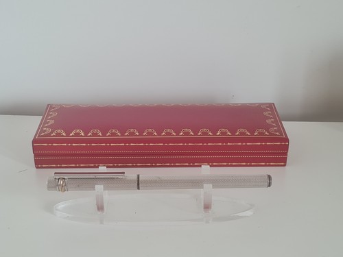 Stylo plume must de - stylo,