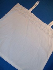 Petit top, caraco ancien, en fin coton blanc, belles broderies et dentelles ....