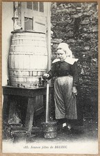 CPA - Jeunes filles de BEUZEC - Réservoir fontaine tonneau - Beuzec-Cap-Sizun