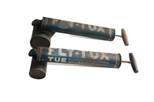Deux anciens FLY TOX pulverisateur en métal