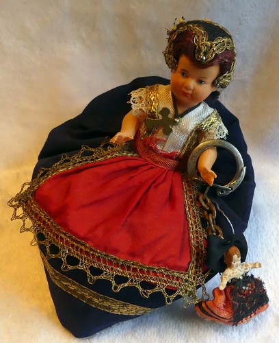 Poupée costume folklorique