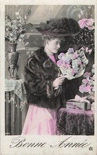 CP BONNE ANNEE FEMME ELEGANTE CHAPEAU PLUMES AVEC BOUQUET FLEURS