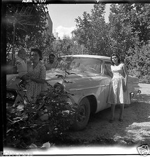 Portrait famille voiture ancienne américaine - ancien négatif photo an. 1950