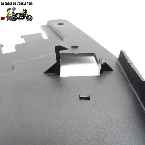 Plastique sous cache latéral