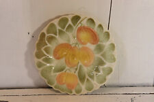 Assiette en barbotine Sarreguemines à décor de fruits prune