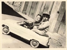 ANCIENNE PHOTOGRAPHIE 1960 PRADES PO (66) ENFANTS DANS LEURS VOITURE A PEDALE